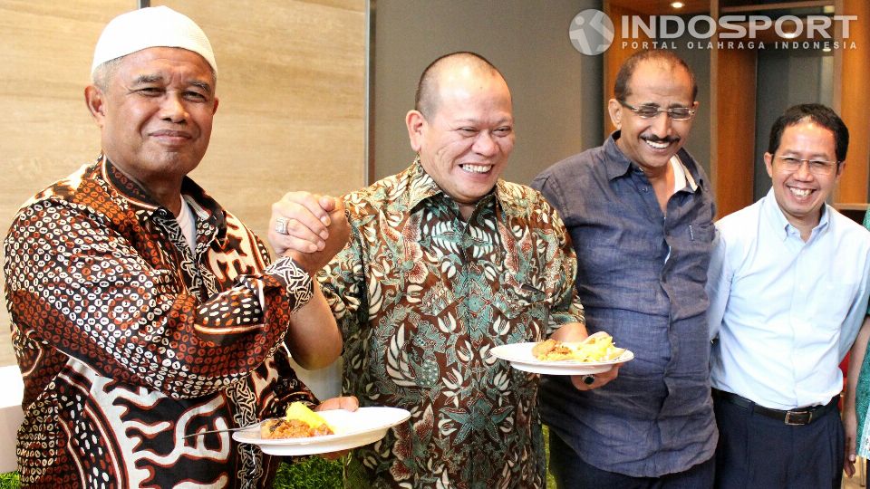Djohar Arifin bersama La Nyalla Matalitti dan Djamal Aziz serta Joko Driyono saat acara syukuran kantor PSSI yang baru selesai di renovasi. Copyright: &copy; Herry Ibrahim/INDOSPORT